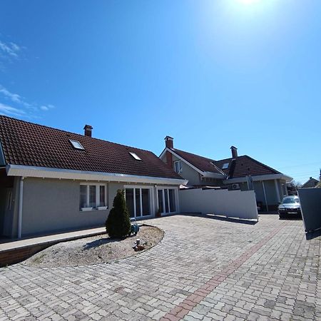 Nikolux Apartman Hajduszoboszlo Exterior photo